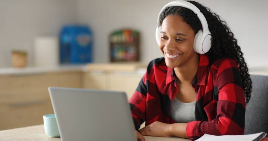 Online High Schools Providing Laptops to Students