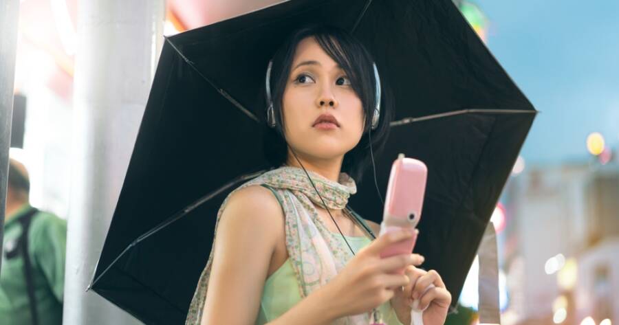 Why Retro Flip Phones Are Making a Comeback